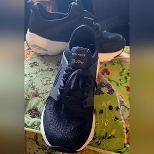 Sketchers D'Lite Ultra Air Cooled Memory Foam Sneakers